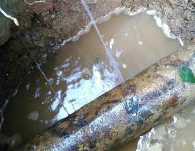 下花园楼顶渗水维修公司分享下地暖漏水的原因及检测方法。